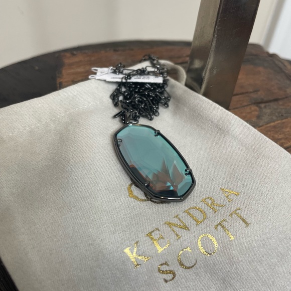 NWT Kendra Scott Faceted Reid Necklace Gunmetal Gray Dichroic Glass! - Picture 3 of 3